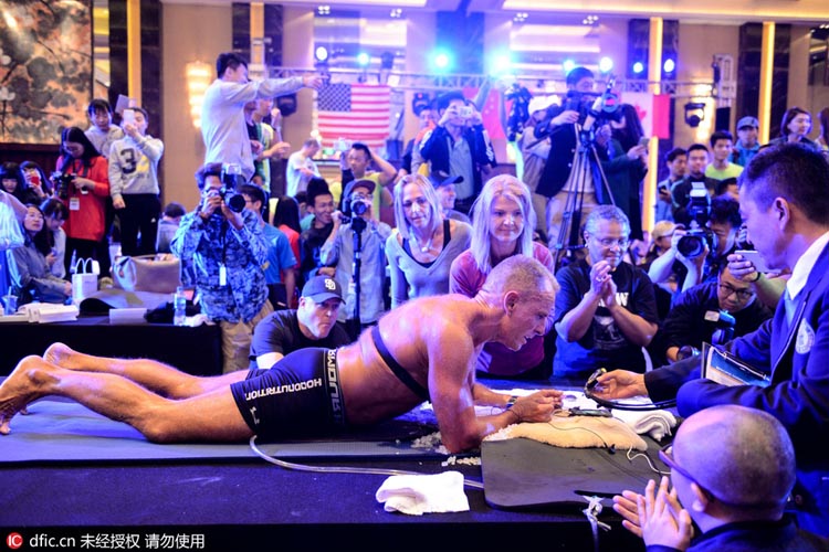 Un Chinois bat le record du Guinness de gainage