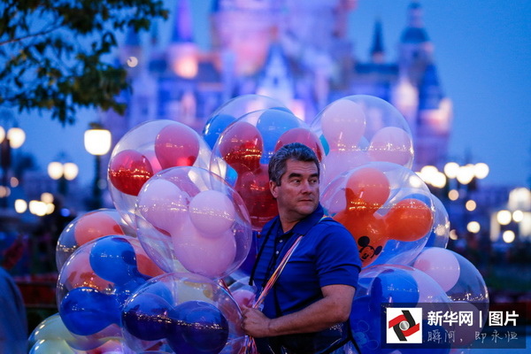 Mickey dans la nuit de Shanghai