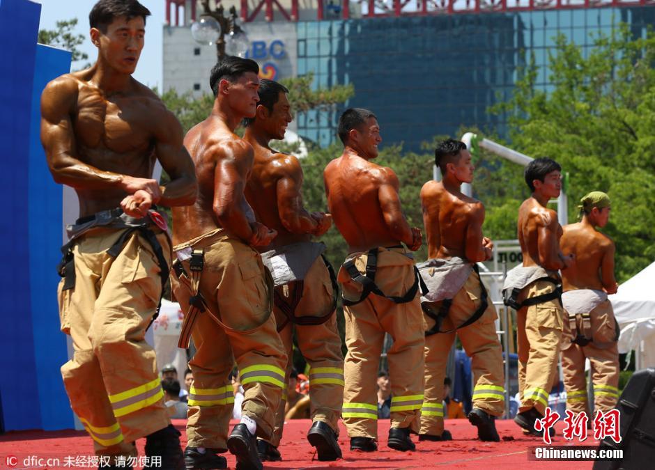 Un concours musclé des pompiers sud-coréens  