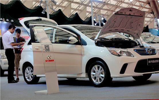 Une voiture à énergies nouvelles BAIC Motor, exposée dans un salon de l'automobile à Guangzhou en ao?t de l'année dernière. Liu Jiao / China Daily