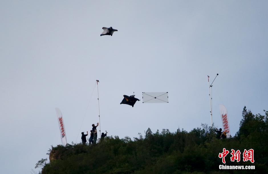 Jeb Corliss : la star américaine de wingsuit pour un nouveau record en Chine