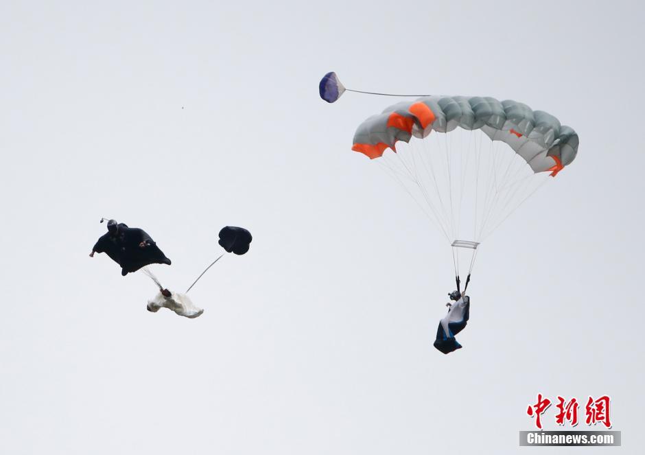 Jeb Corliss : la star américaine de wingsuit pour un nouveau record en Chine