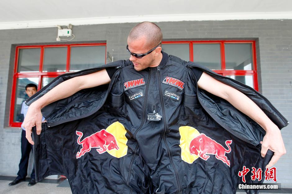 Jeb Corliss : la star américaine de wingsuit pour un nouveau record en Chine