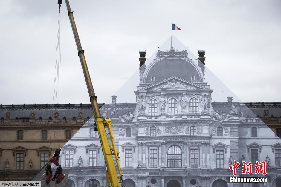 France : JR fait dispara?tre la pyramide du Louvre