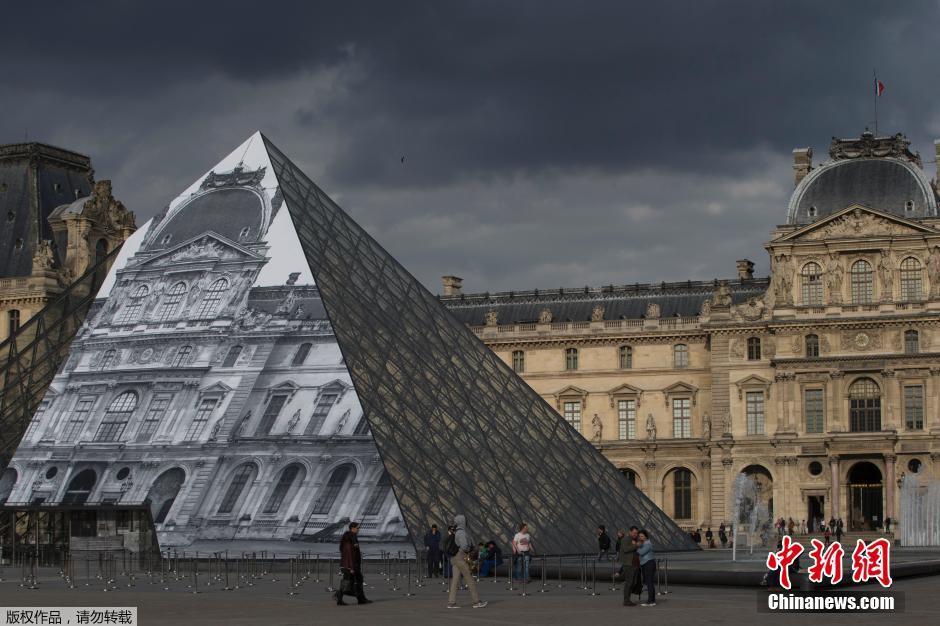 France : JR fait dispara?tre la pyramide du Louvre