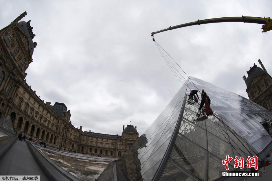 France : JR fait dispara?tre la pyramide du Louvre