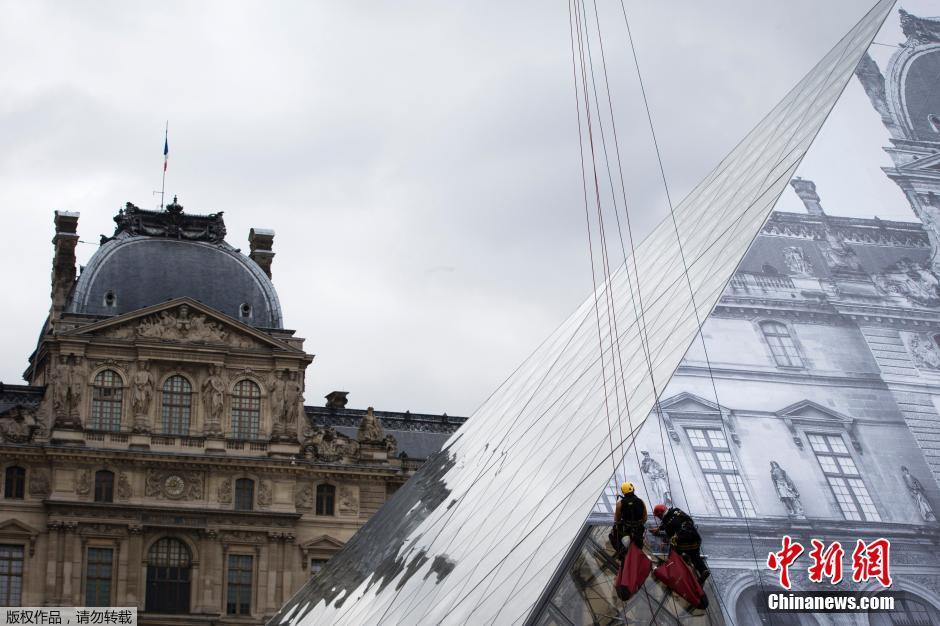 France : JR fait dispara?tre la pyramide du Louvre