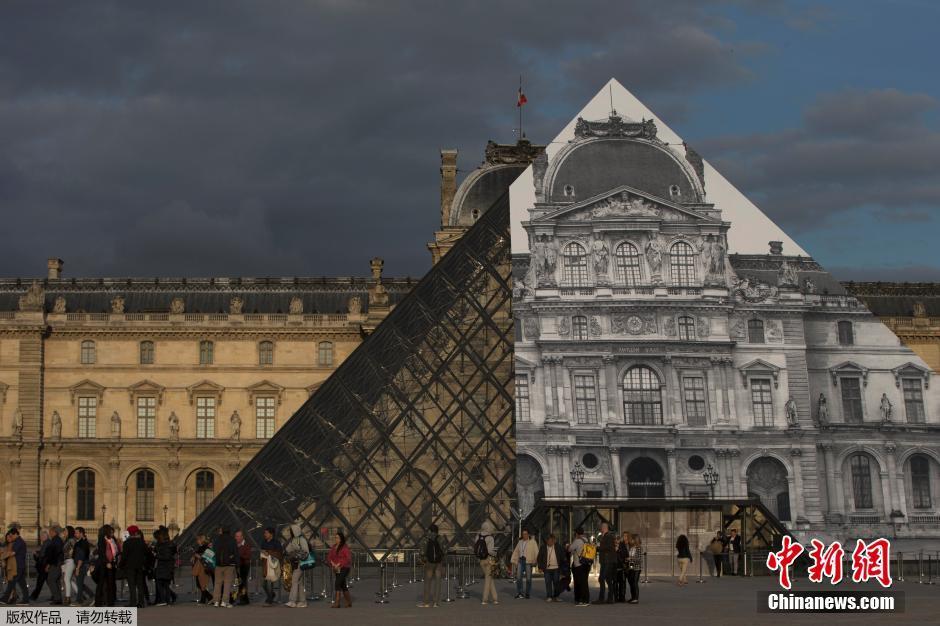 France : JR fait dispara?tre la pyramide du Louvre