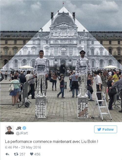 JR et l'artiste chinois Liu Bolin se font dispara?tre devant le Louvre