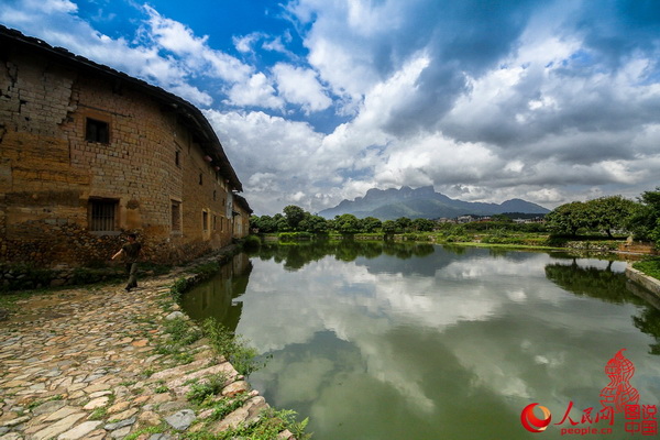 A la découverte du plus grand Tulou du monde