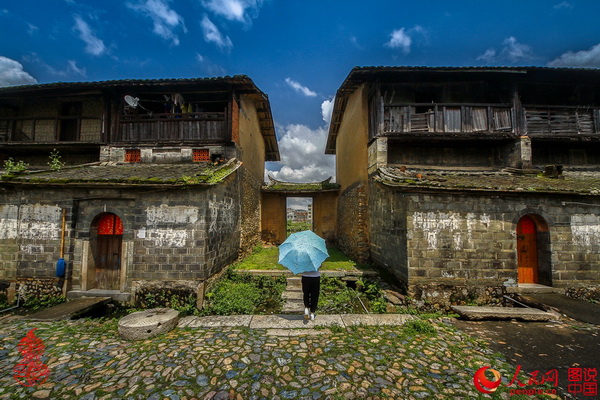 A la découverte du plus grand Tulou du monde