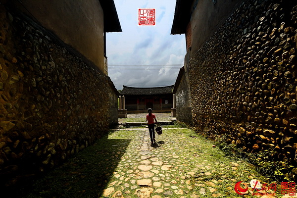 A la découverte du plus grand Tulou du monde