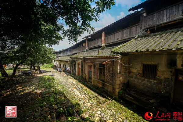 A la découverte du plus grand Tulou du monde