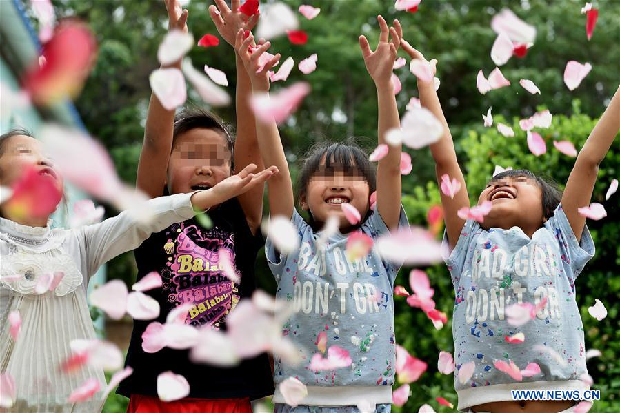 Ruban rouge dans le Shanxi?: de jeunes élèves porteurs du VIH 