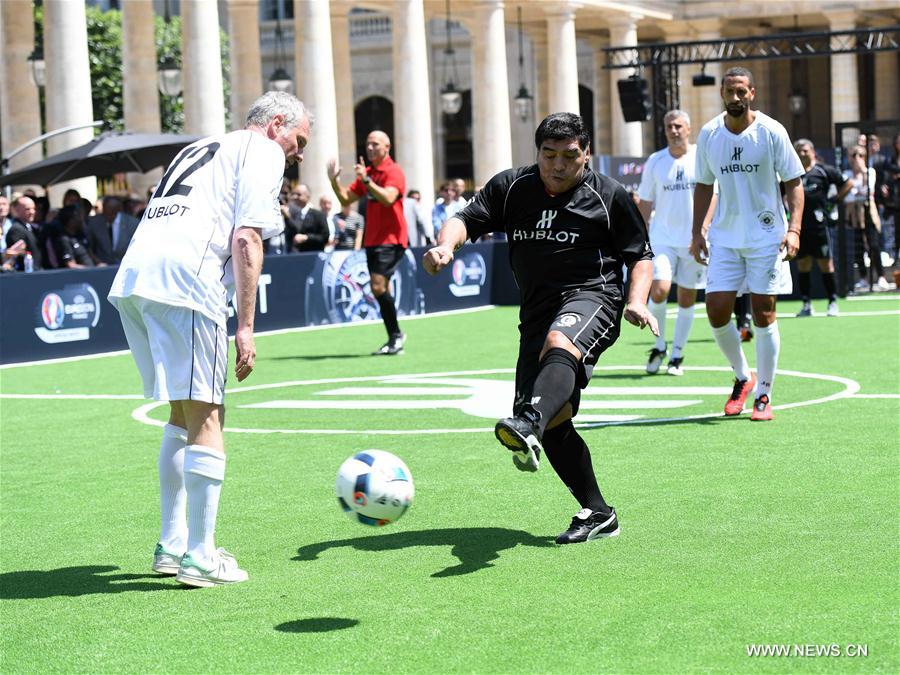 Pelé et Maradona ensemble à un match amical historique à Paris