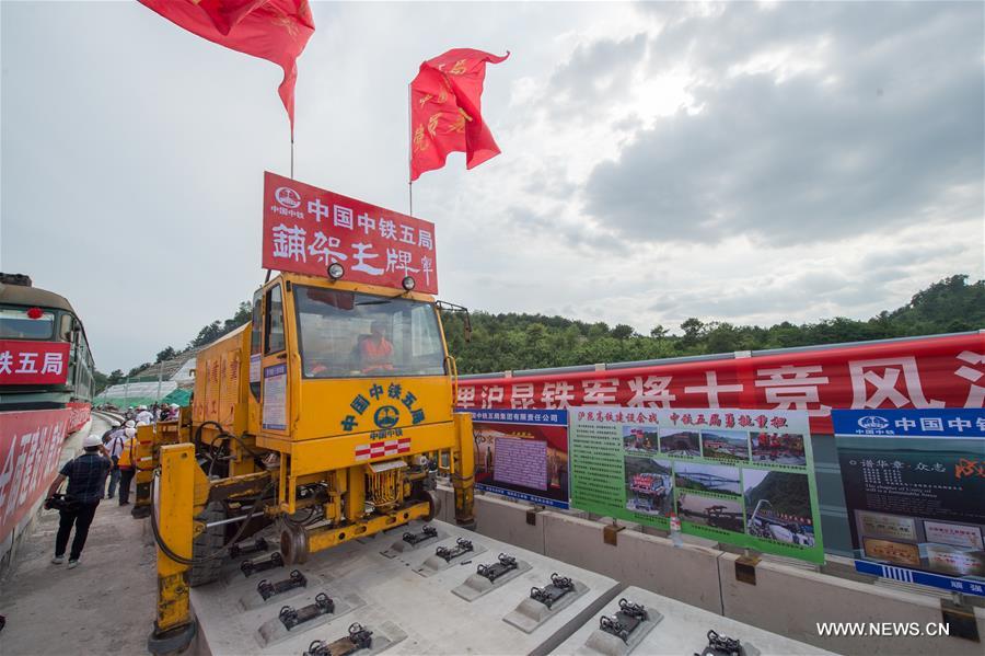 Fin de la pose des voies du chemin de fer à grande vitesse Shanghai-Kunming