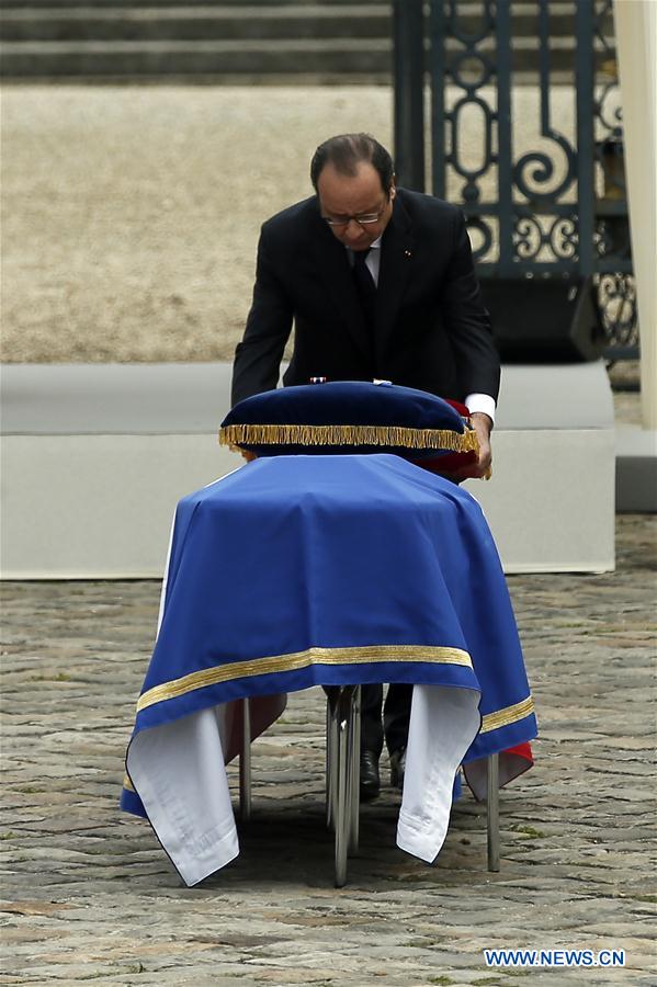 France : Fran?ois Hollande rend hommage aux deux agents de police assassinés lundi