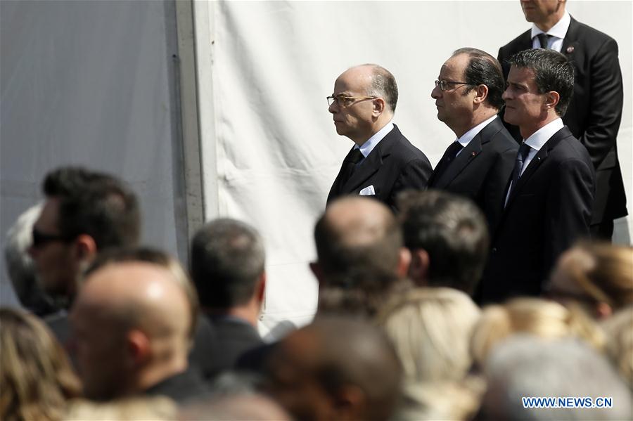 France : Fran?ois Hollande rend hommage aux deux agents de police assassinés lundi