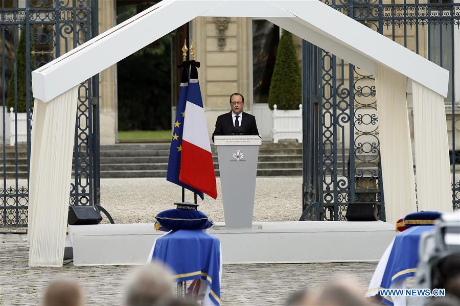 France : Fran?ois Hollande rend hommage aux deux agents de police assassinés lundi