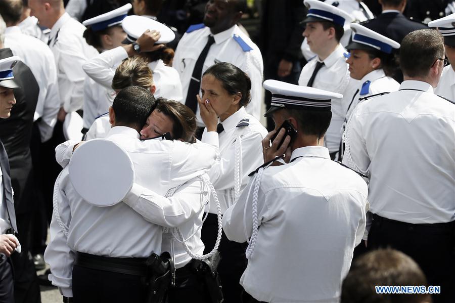 France : Fran?ois Hollande rend hommage aux deux agents de police assassinés lundi