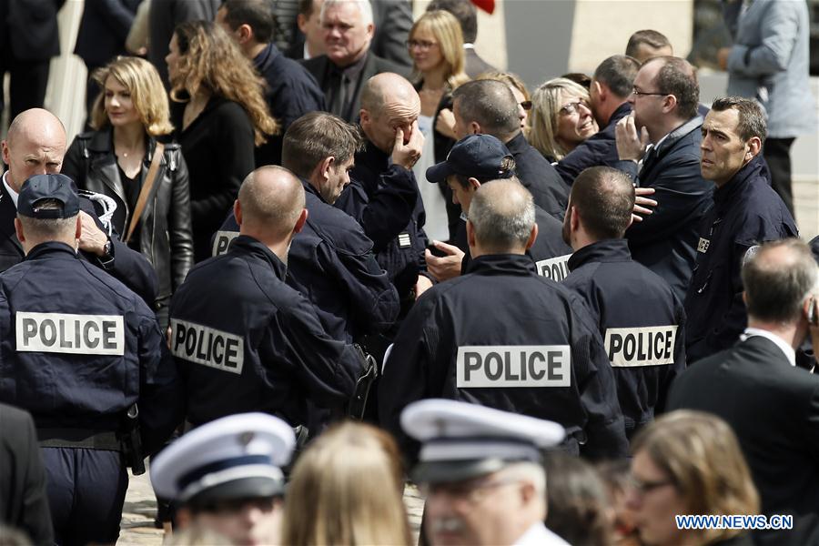 France : Fran?ois Hollande rend hommage aux deux agents de police assassinés lundi