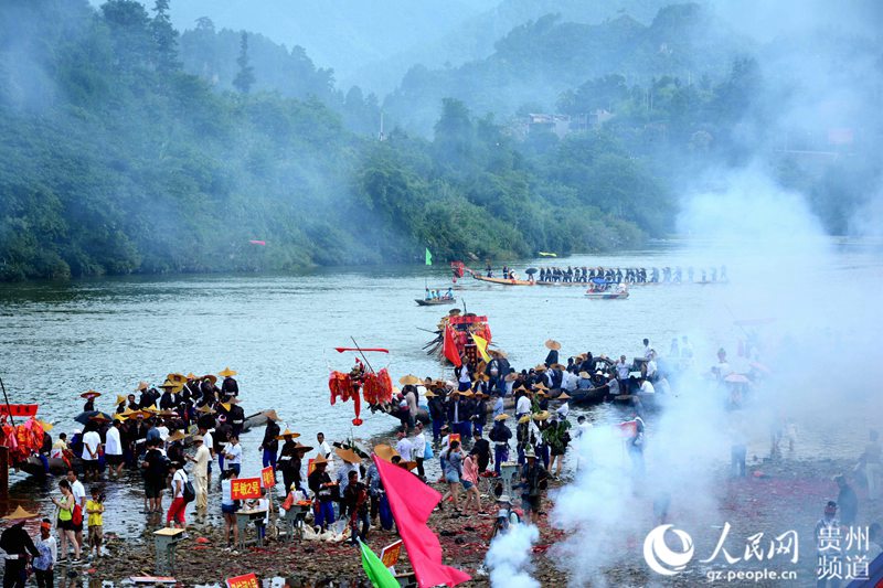 Le Festival des Bateaux-Dragons des Miaos du Guizhou