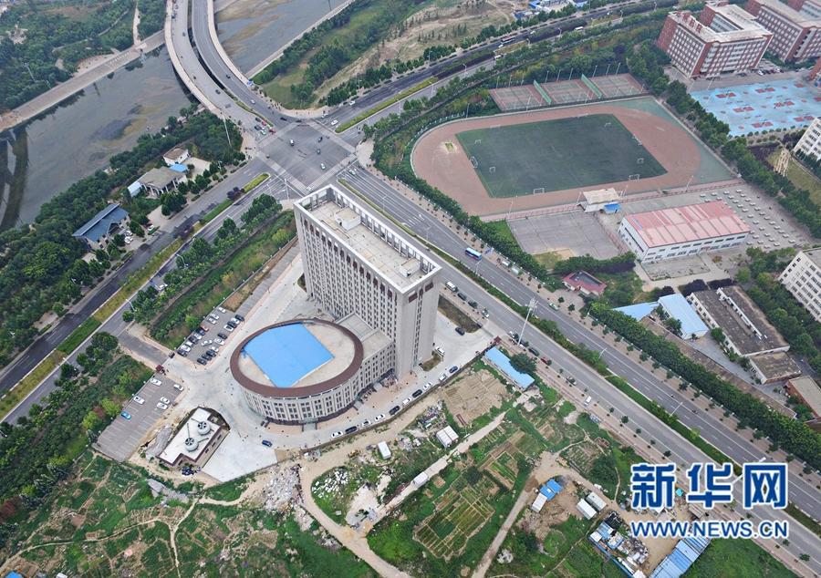 Henan : un batiment universitaire en forme de W.C