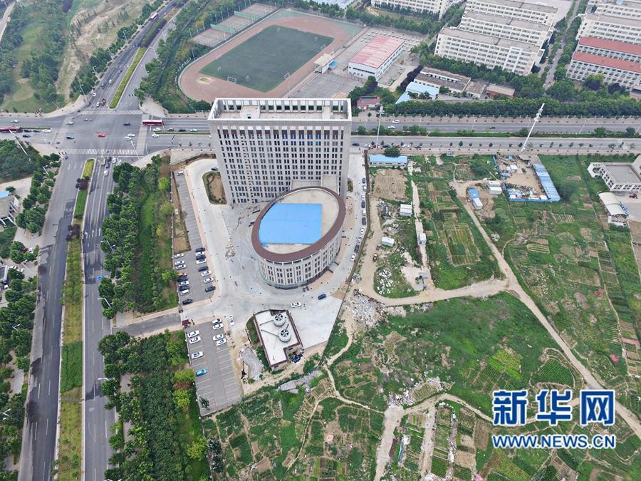 Henan : un batiment universitaire en forme de W.C