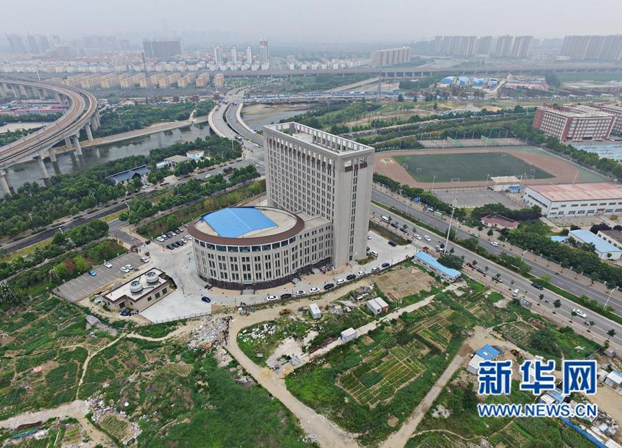 Henan : un batiment universitaire en forme de W.C