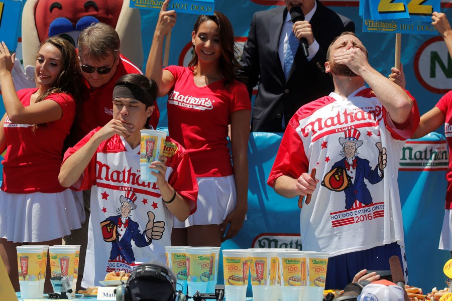 70 hot-dogs avalés en 10 minutes ! L'ancien champion Joey Chestnut reconquiert sa couronne