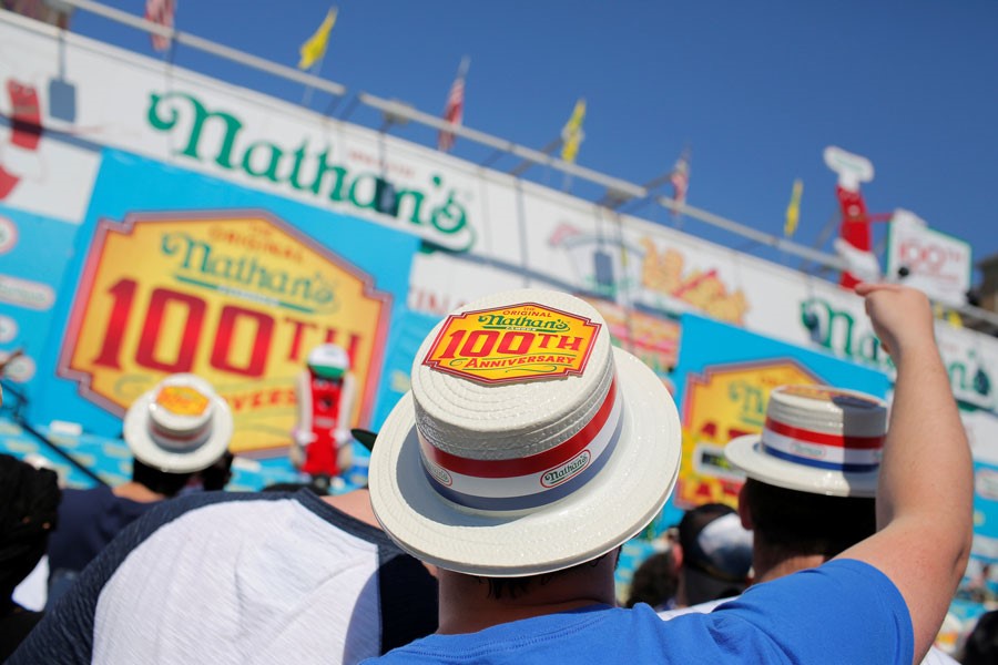 70 hot-dogs avalés en 10 minutes ! L'ancien champion Joey Chestnut reconquiert sa couronne