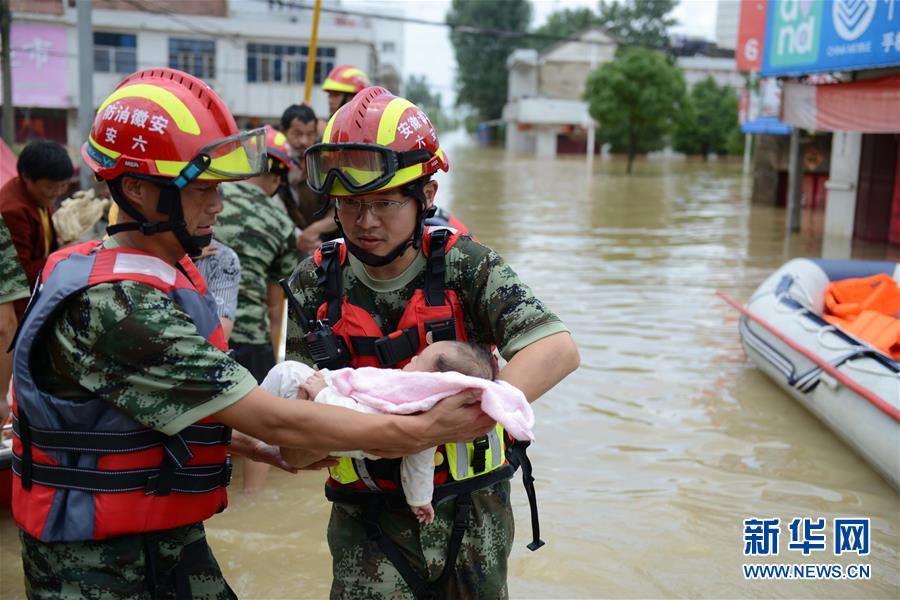 Les soldats, héros dans les opérations de secours face aux inondations