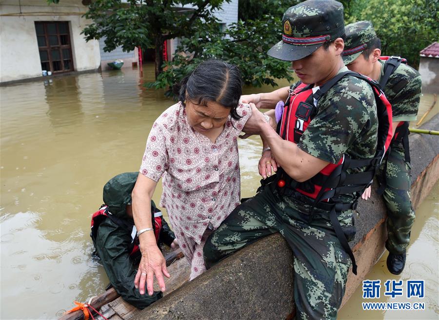 Les soldats, héros dans les opérations de secours face aux inondations