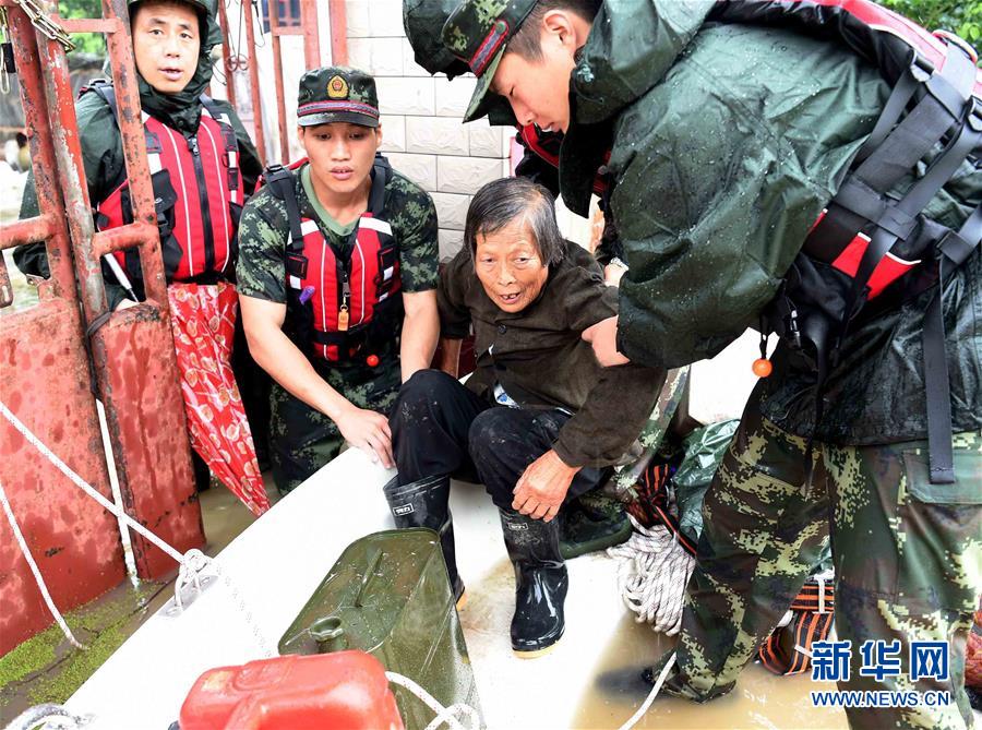 Les soldats, héros dans les opérations de secours face aux inondations