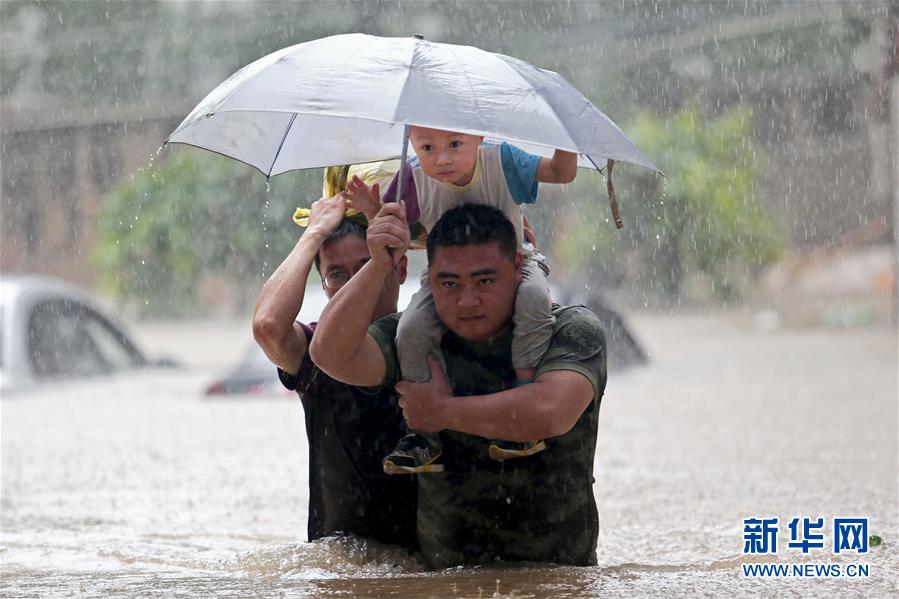 Les soldats, héros dans les opérations de secours face aux inondations