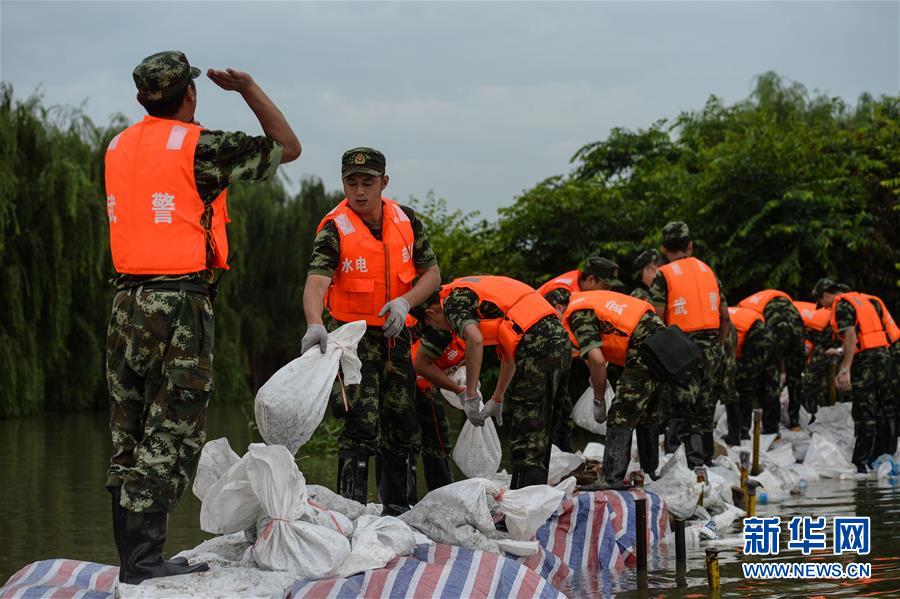 Les soldats, héros dans les opérations de secours face aux inondations