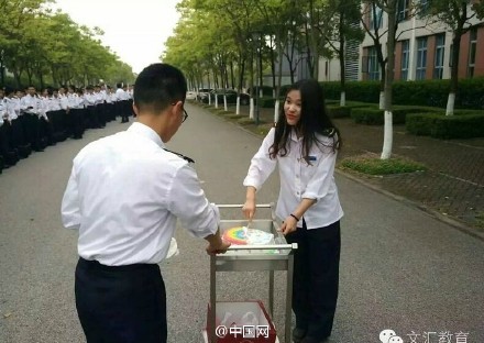 280 étudiants célèbrent l'anniversaire de la seule femme de leur classe