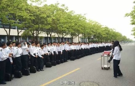 280 étudiants célèbrent l'anniversaire de la seule femme de leur classe