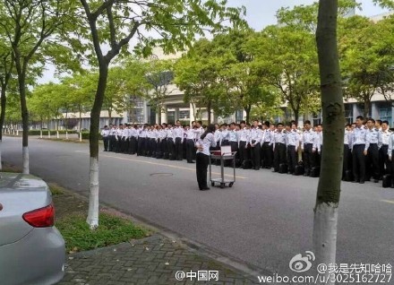 280 étudiants célèbrent l'anniversaire de la seule femme de leur classe