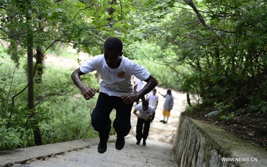 Des jeunes Africains au temple de Shaolin 