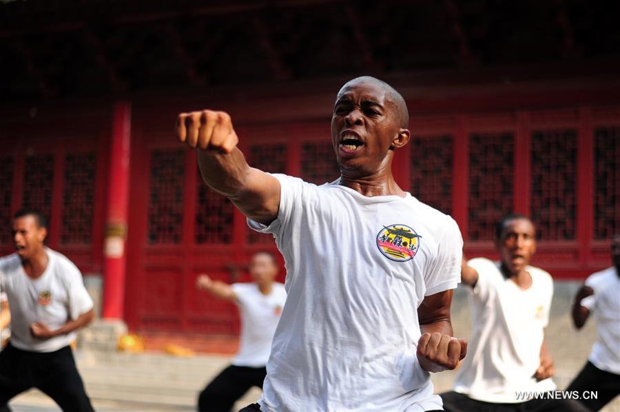 Des jeunes Africains au temple de Shaolin 