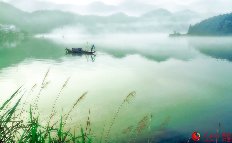 La rivière de Xin'an dans la brume avant l'aube