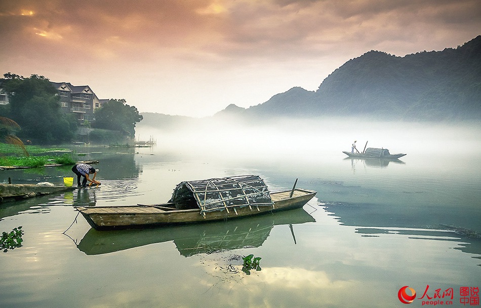 La rivière de Xin'an dans la brume avant l'aube