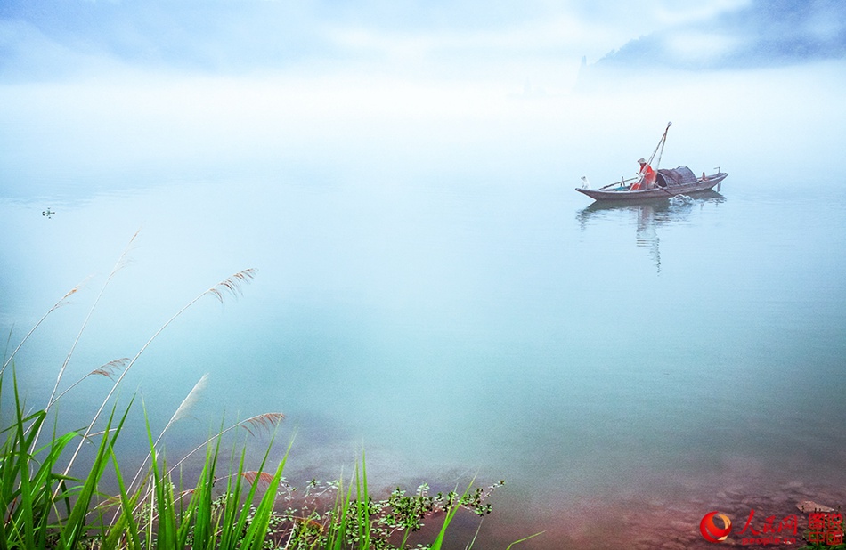 La rivière de Xin'an dans la brume avant l'aube