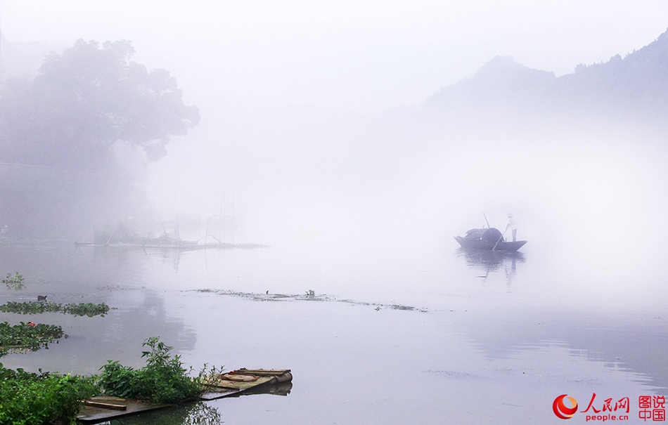 La rivière de Xin'an dans la brume avant l'aube