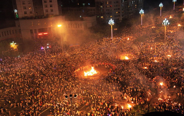 Festival des flambeaux dans les montagne de Liangshan