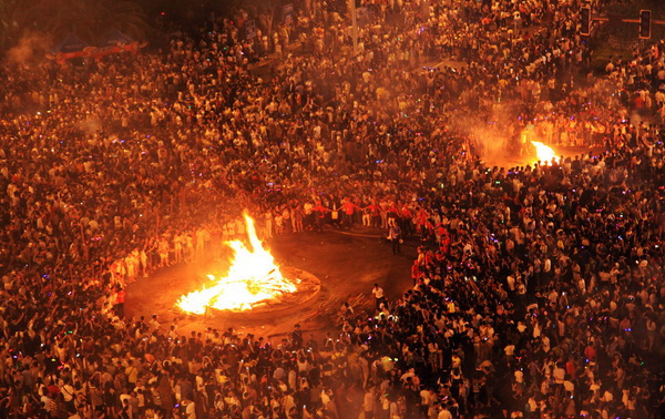 Festival des flambeaux dans les montagne de Liangshan