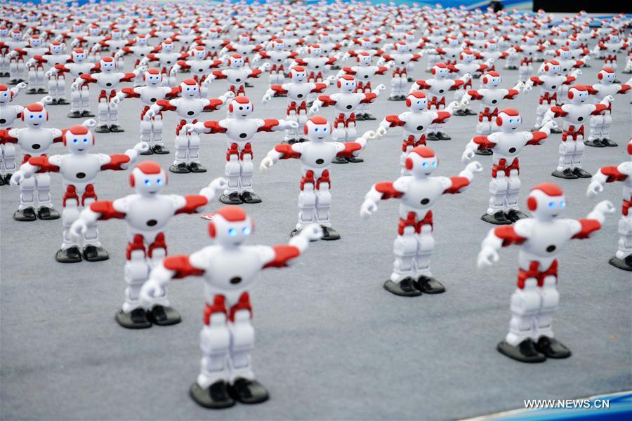 Chine : la danse synchronisée de 1.007 robots établie un record Guinness