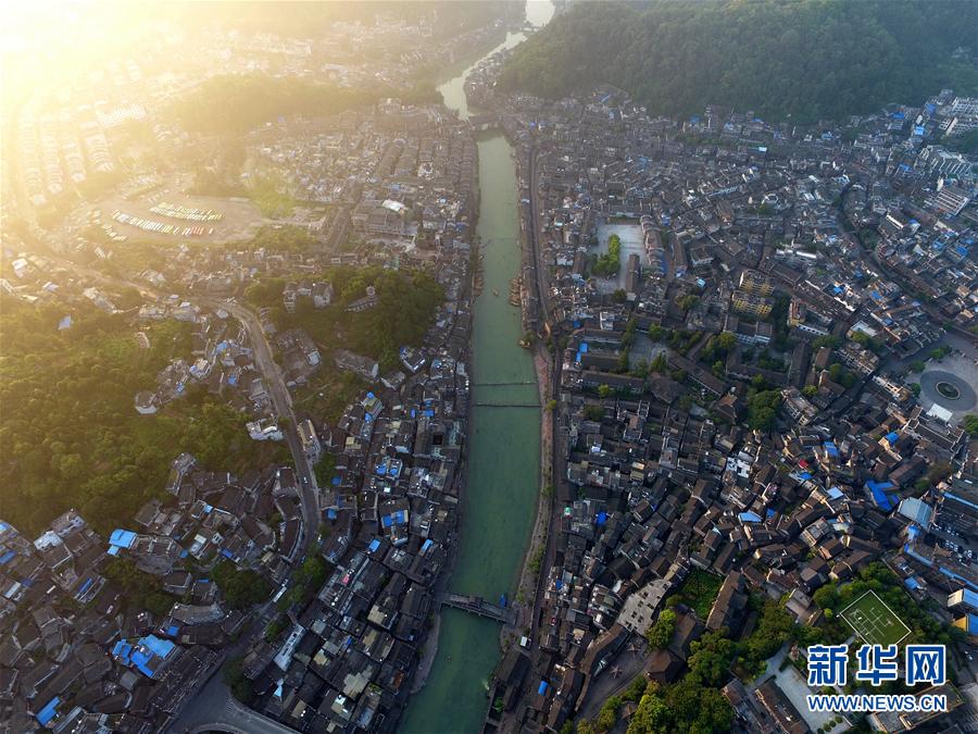 Hunan : la vieille ville de Fenghuang vue du ciel