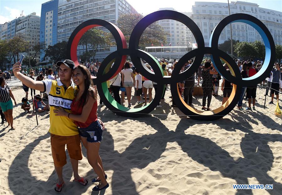 Brésil : les anneaux olympiques sur une plage de Rio